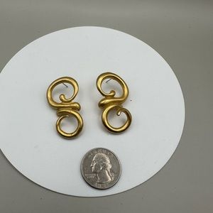 Gold tone metal swirl post earrings